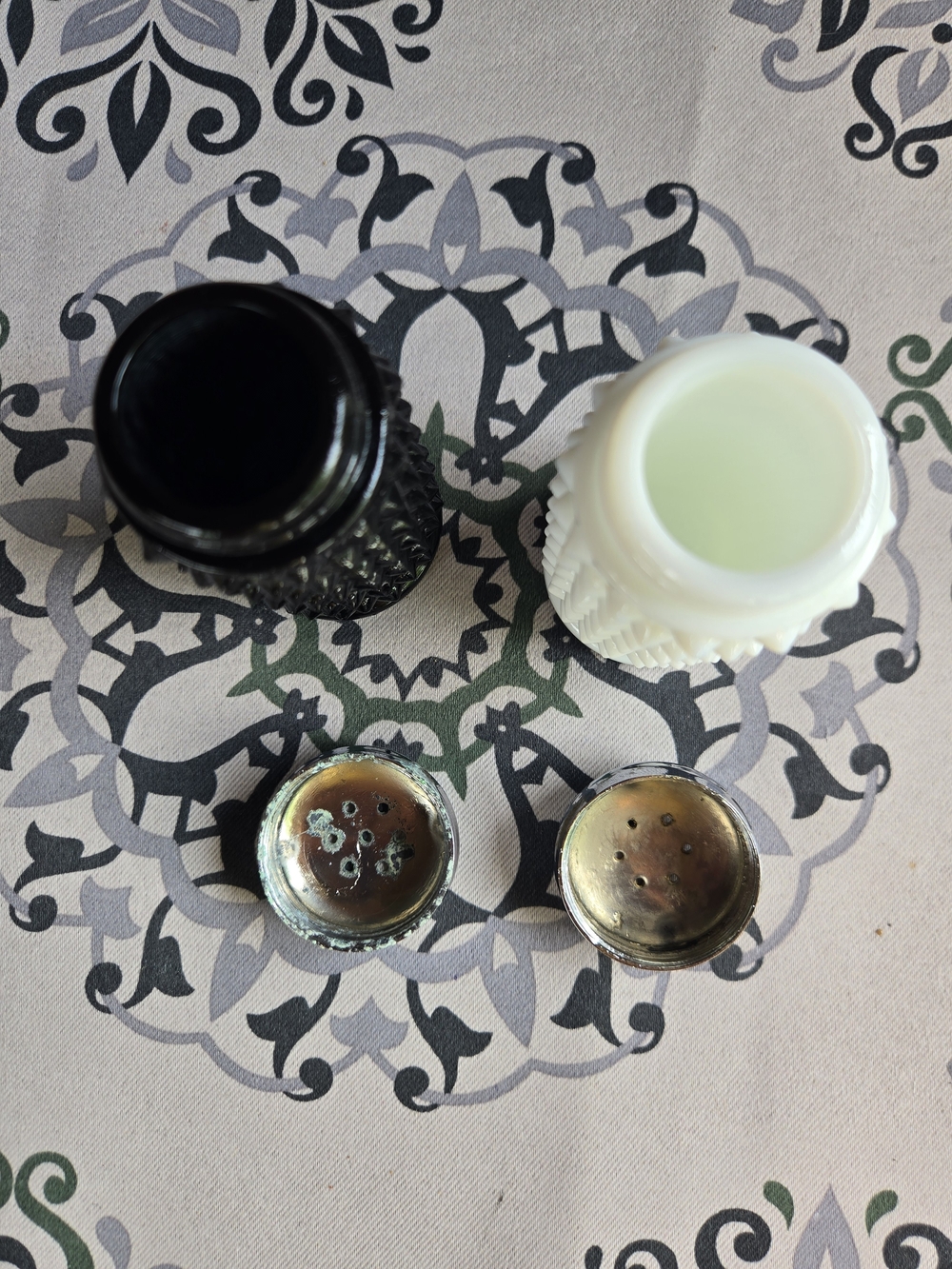 Fenton Set of Black and White Hobnail Salt & Pepper Shakers - Vintage Spiky - Picture 6 of 10
